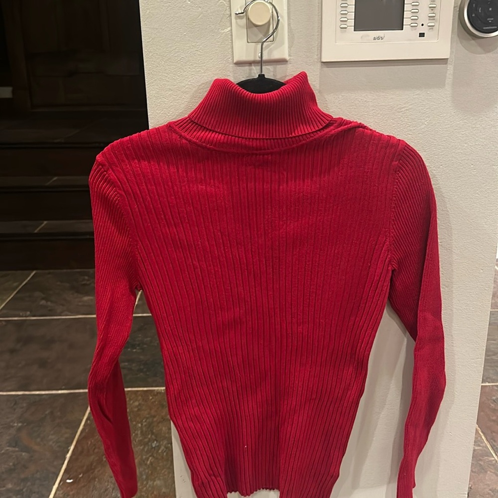Nice fitted Jones of New York red ribbed turtleneck